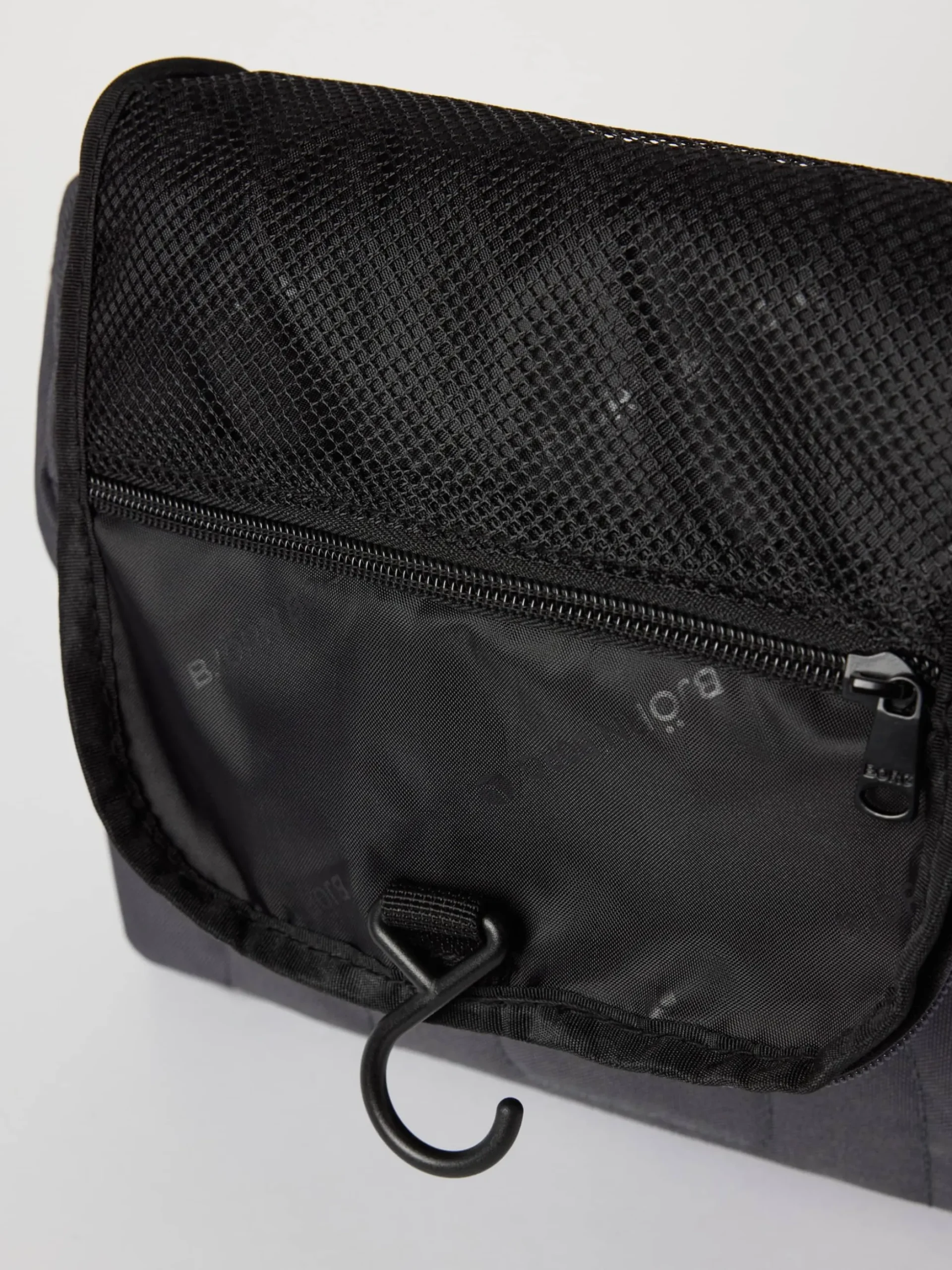 Core Wash Bag Hanging