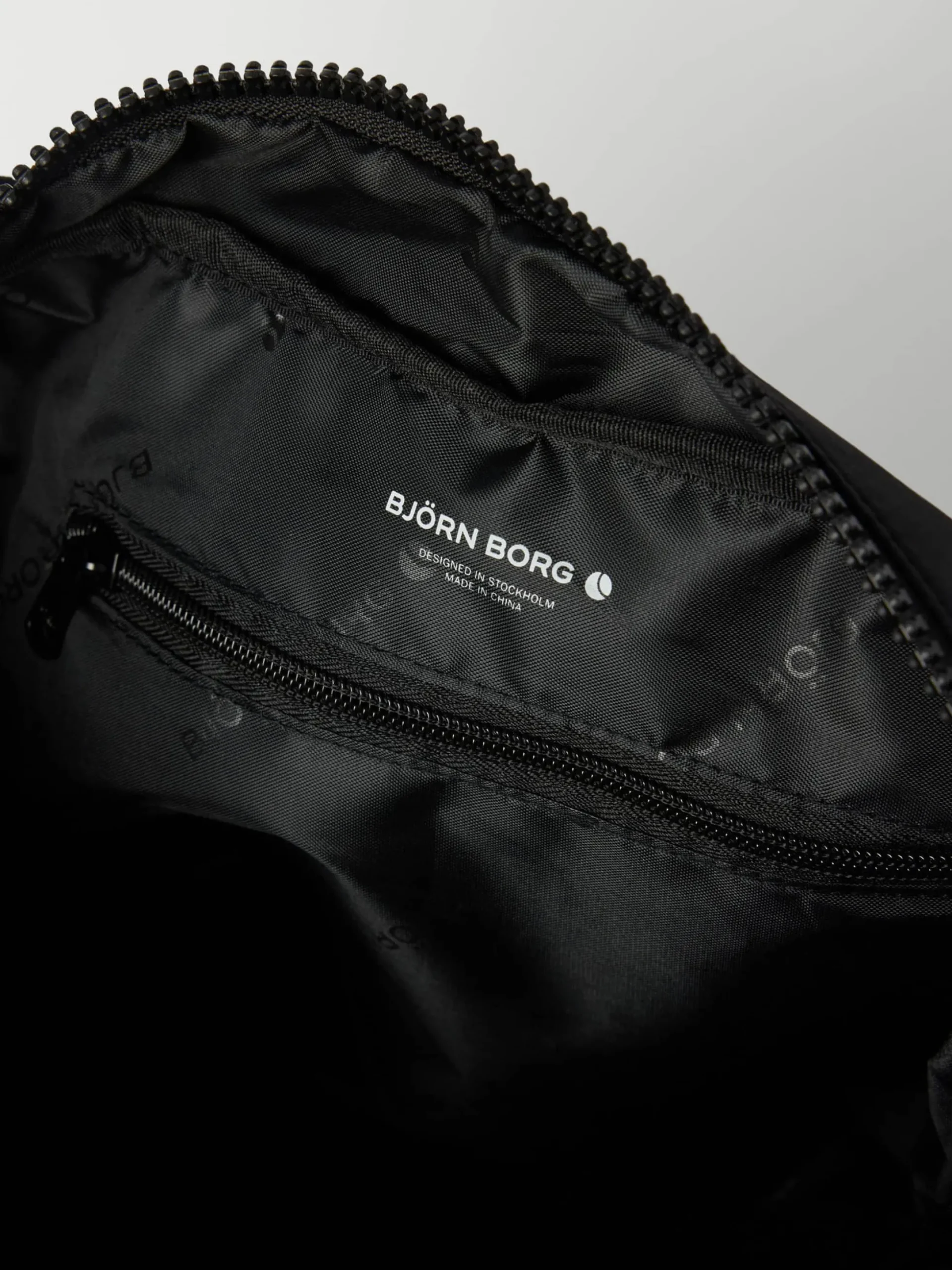 Studio Shoulder Bag 18L